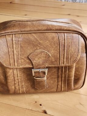 1975 Vintage Brown Leather Crossbody Bag with Front Buckle In Perfect Condition